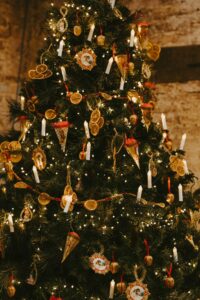 Plonger dans la Magie de Noël : Idées Douces et Chaleureuses pour décorer sa Maison en Hiver 6 annie spratt ZlajgHiV38M unsplash