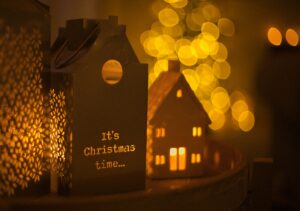 Plonger dans la Magie de Noël : Idées Douces et Chaleureuses pour décorer sa Maison en Hiver 7 fer troulik rfehvpaSyxY unsplash